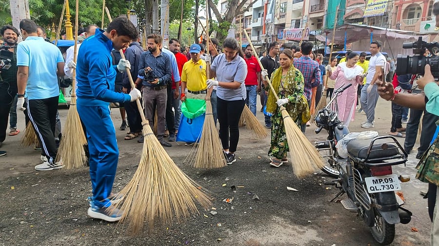<div class="paragraphs"><p>City officials, public representatives and citizens  took up brooms and participated in cleaning the city roads in Indore&nbsp;</p></div>